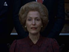 The Crown: Gillian Anderson luce en su papel de Margaret Thatcher