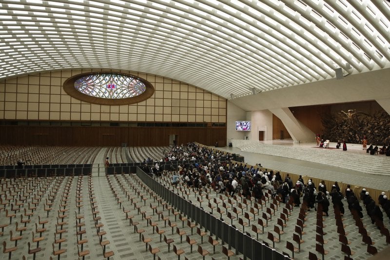 El papa reanudó sus audiencias generales de los miércoles el 2 de septiembre en un patio del Vaticano y con una cantidad limitada de fieles.