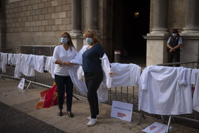 Protesta de médicos en la sede del gobierno catalán, en Barcelona, contra las condiciones de trabajo.