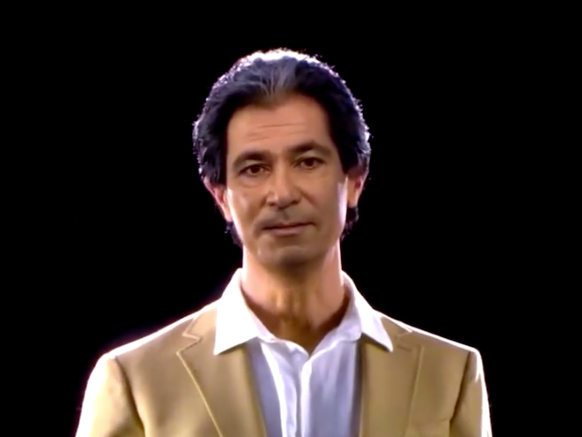 Kanye West regala a Kim Kardashian holograma con mensaje de su padre