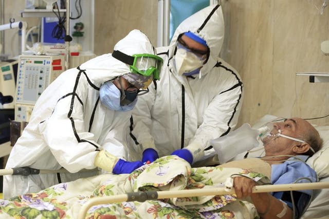Médicos atienden a un paciente con COVID-19 en Teherán. 