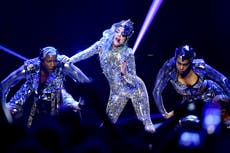 Lady Gaga anima a votar en un video con sus icónicos disfraces