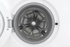 Bomberos rescatan a tres hombres atrapados en una secadora gigante