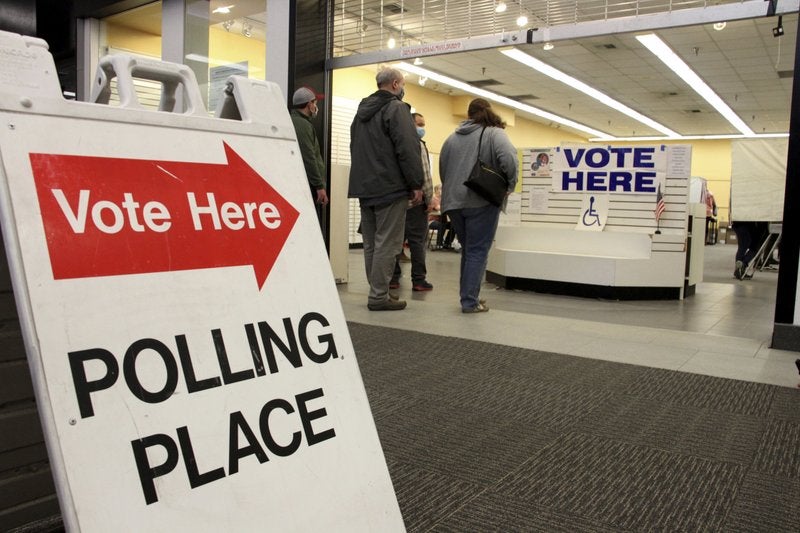 Residentes en Anchorage, Alaska, votan de forma anticipada en un centro comercial en la principal ciudad del estado.