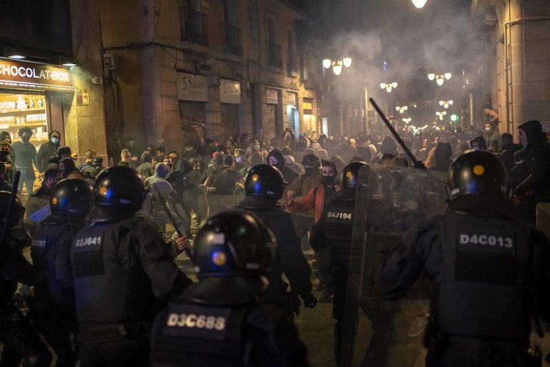 La policía se enfrenta con manifestantes el viernes 30 de octubre de 2020 en el centro de Barcelona, España.