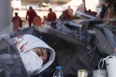 Sube 28 la cifra de muertos por sismo que sacudió Grecia y Turquía