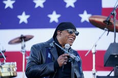 Stevie Wonder critica a Trump en mitin con Biden y Obama en Michigan