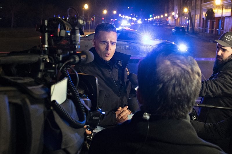 Etienne Doyon, vocero de la policía de Quebec, Canadá, informa sobre un ataque a puñaladas que dejó dos personas muertas y un sospechoso detenido, el domingo 1 de noviembre de 2020. (Jacques Boissinot/The Canadian Press via AP)