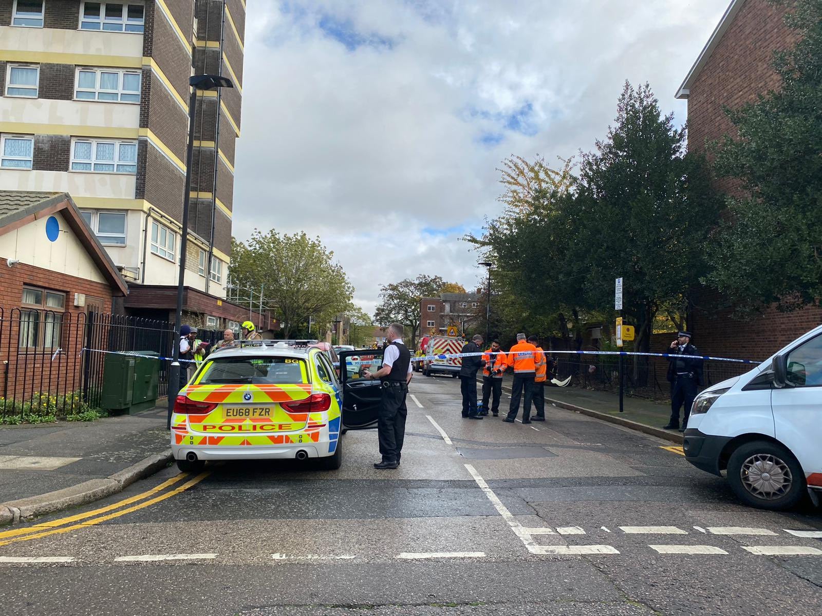 Servicios de emergencia en la escena de Weddington Street en Stratford después de que un hombre muriera luego de una presunta explosión de gas.