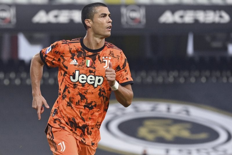 Cristiano Ronaldo festeja tras anotar un gol de penal para la Juventus en el partido contra Spezia por la Serie A.