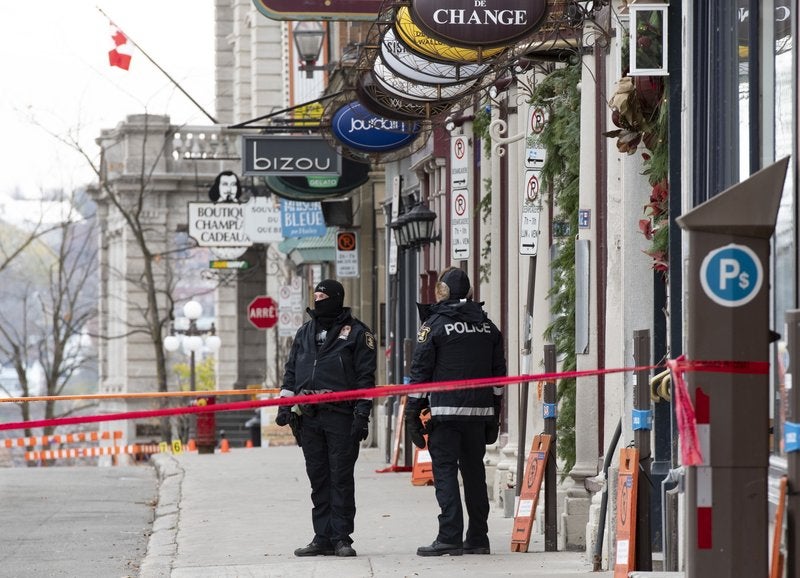 Policías montan guardia en el sitio de un ataque en el distrito histórico de la ciudad de Quebec.