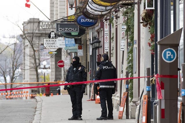 Policías montan guardia en el sitio de un ataque en el distrito histórico de la ciudad de Quebec.