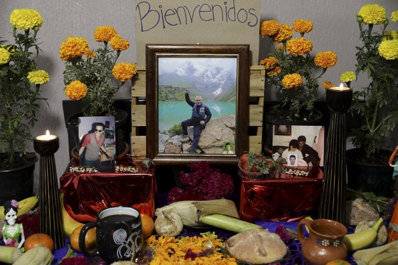 Un retrato de José Valencia, un enfermero que murió por síntomas relacionados con COVID-19, colocado en un altar del Día de Muertos hecho por su hija en su casa en la Ciudad de México.