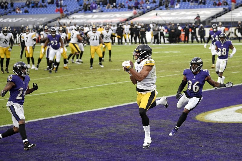 Chase Claypool anota un touchdown por los Steelers de Pittsburgh.