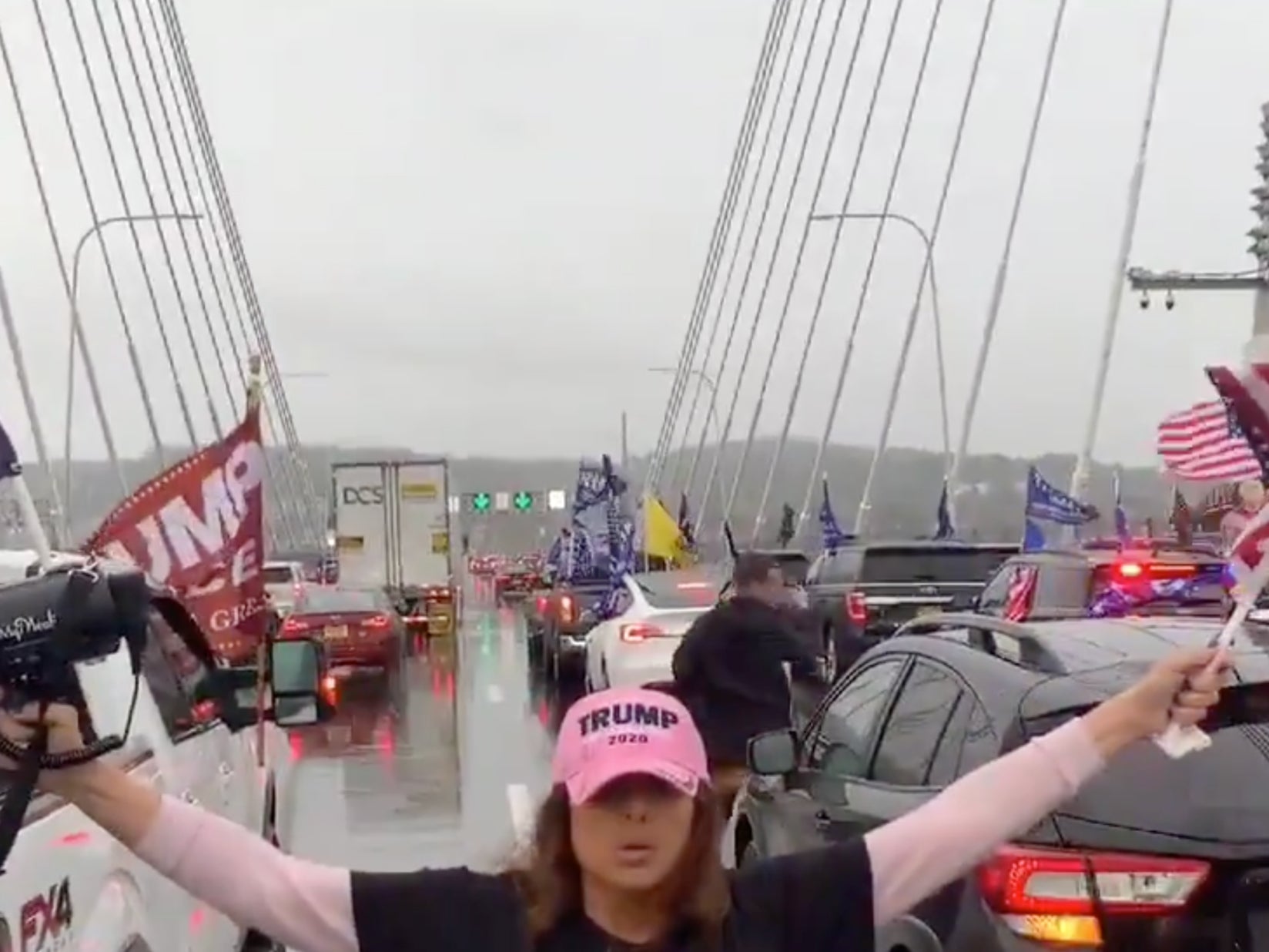 Los partidarios de Trump bloquean el puente Mario Cuomo en Nueva York el domingo