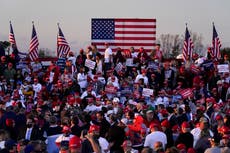 Andamio con bandera estadounidense colapsa en mitin de Trump