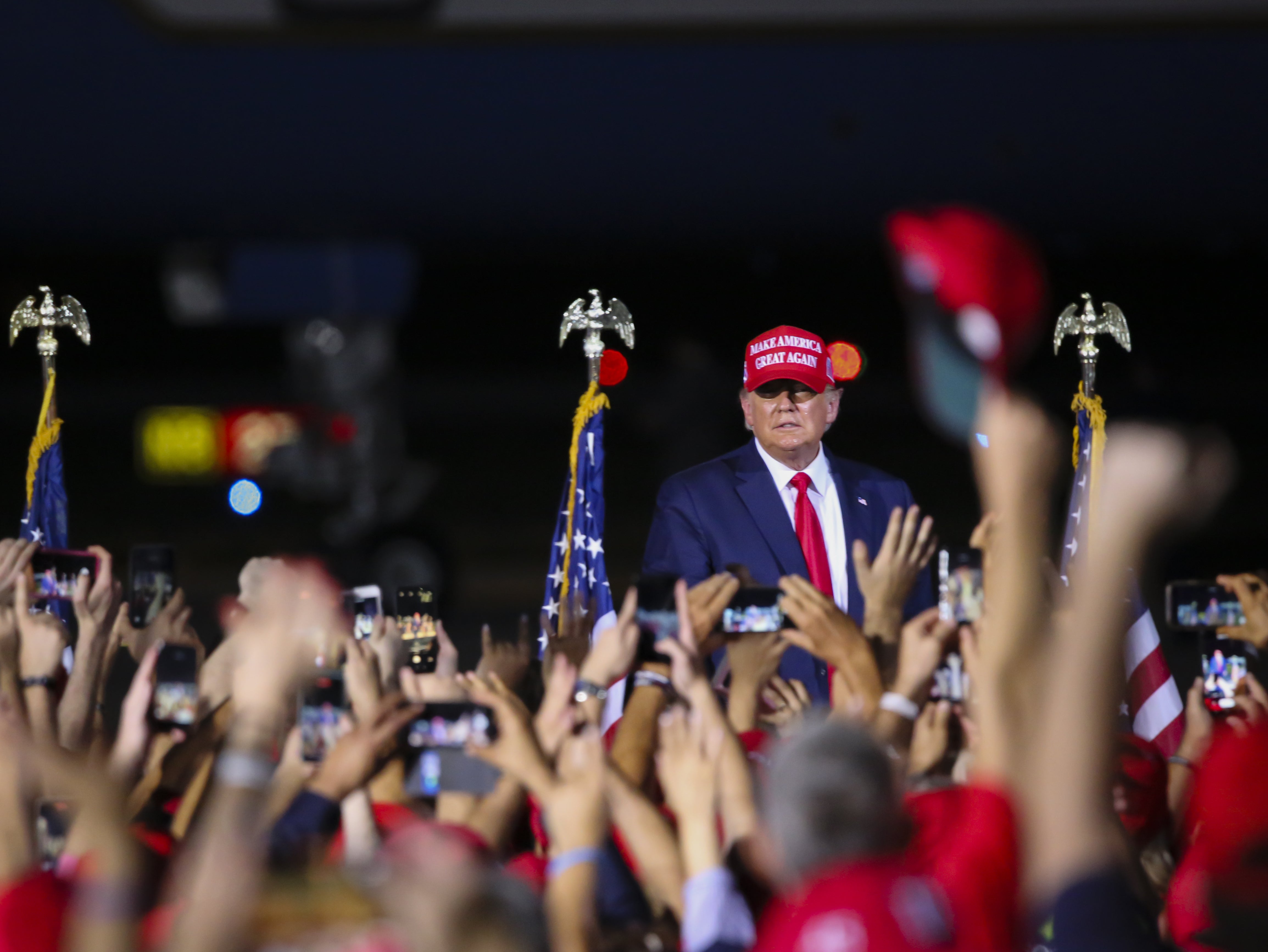 El presidente de Estados Unidos, Donald Trump, celebra un mitin para dirigirse a sus partidarios en el Aeropuerto Ejecutivo Miami-Opa Locka en Miami, Florida