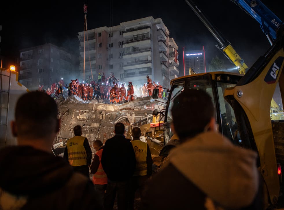 <p>Rescate de sobrevivientes en Izmir luego de terremoto que derribó edificios</p>