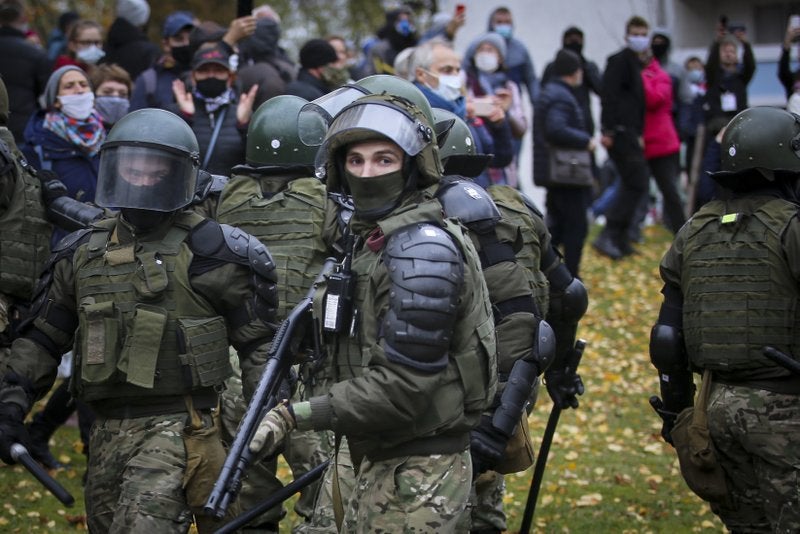 Policías armados impiden el avance de una marcha contra el gobierno del presidente Alexander Lukashenko.
