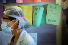 Hospitales compiten por personal médico tras brote de Covid en EE.UU.