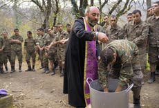 Armenia bautiza a sus nuevos reclutas antes de emprender la guerra