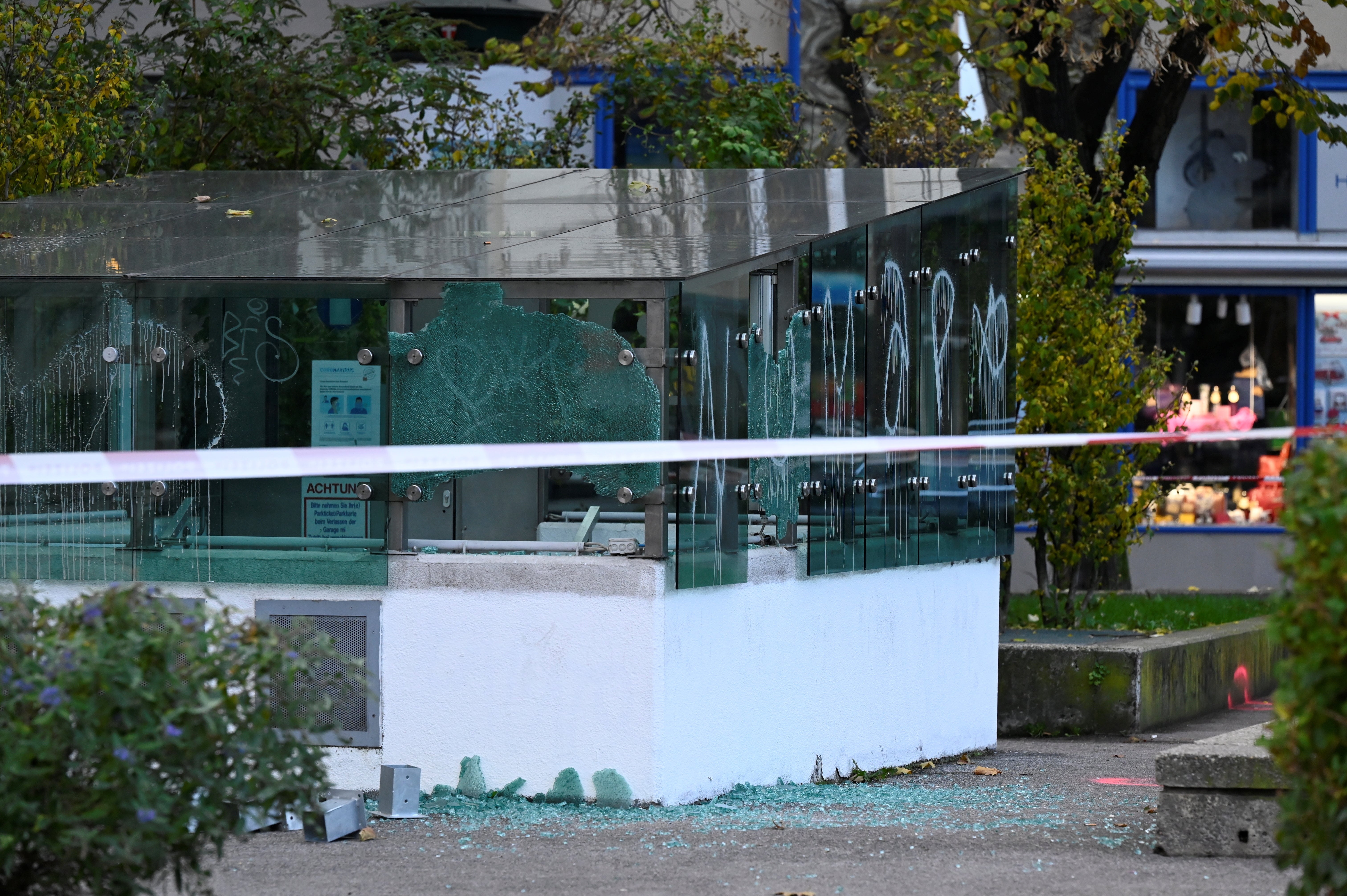 Al menos un terrorista responsable de ataque en Viena continua prófugo