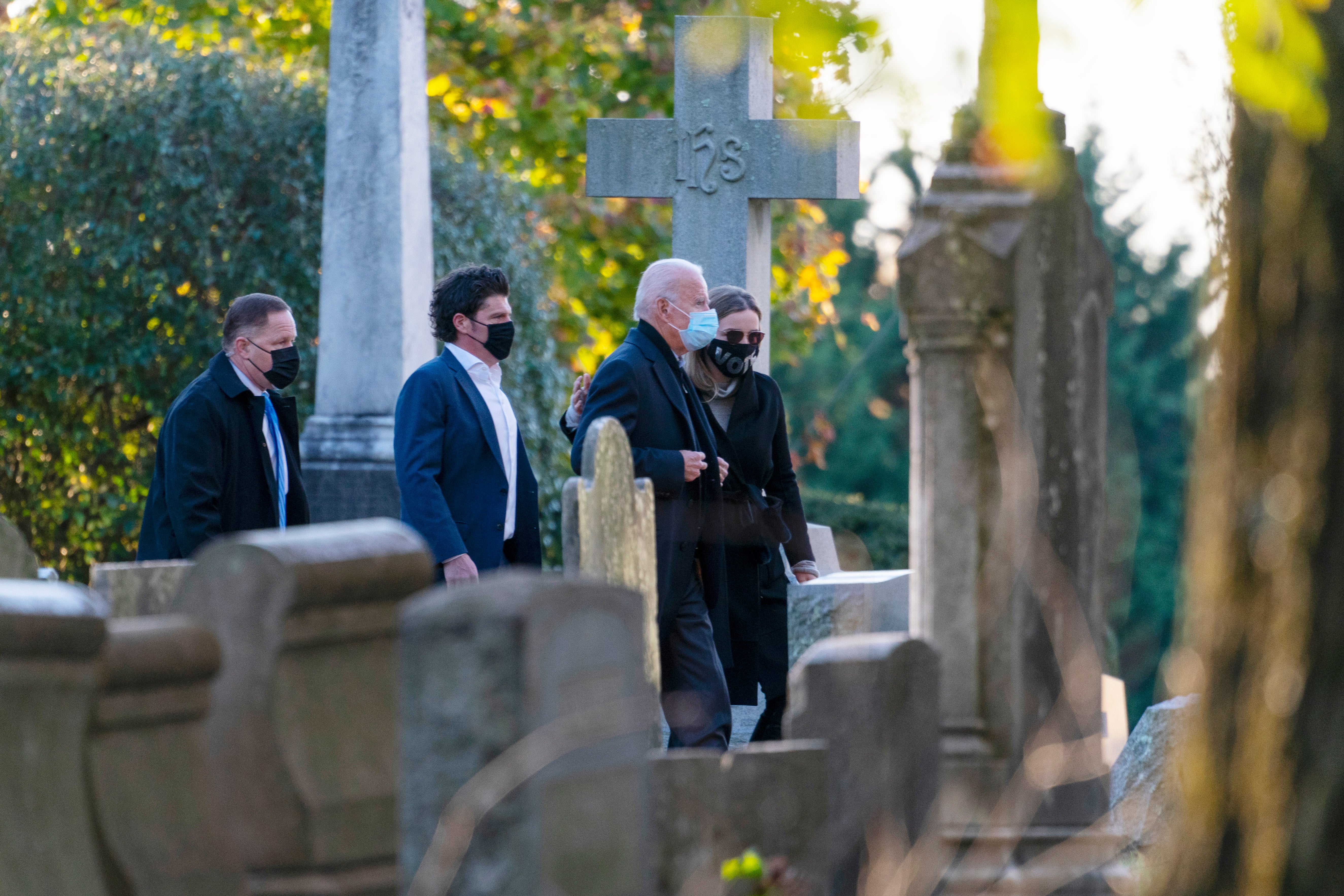 <p>Joe Biden visita la tumba de su hijo Beau.</p>