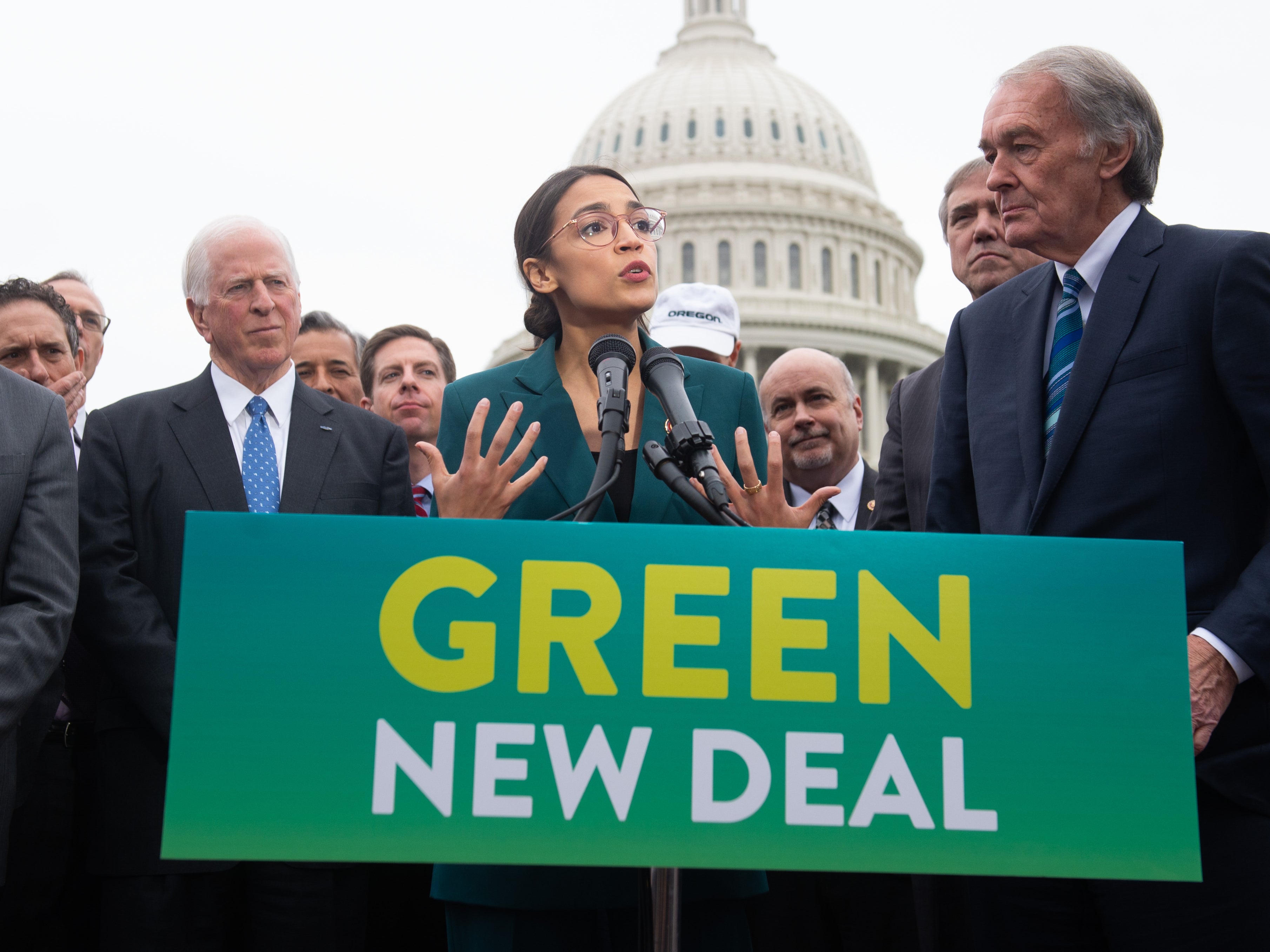 Alexandria Ocasio-Cortez y Ed Markey presentan la resolución del Green New Deal el 7 de febrero de 2019.