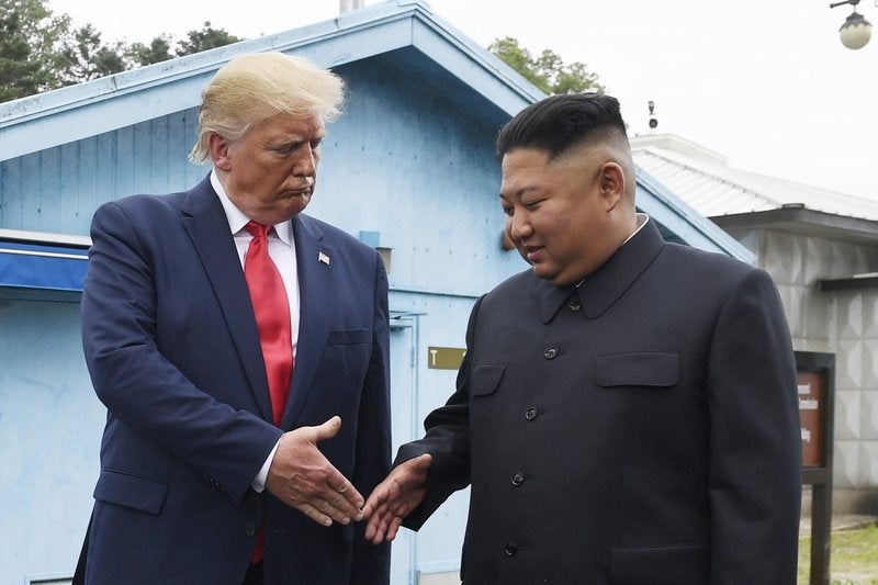 El líder norcoreano Kim Jong Un estrecha la mano del presidente estadounidense Donald Trump en la aldea fronteriza de Panmunjon en la Zona Desmilitarizada, Corea del Sur.