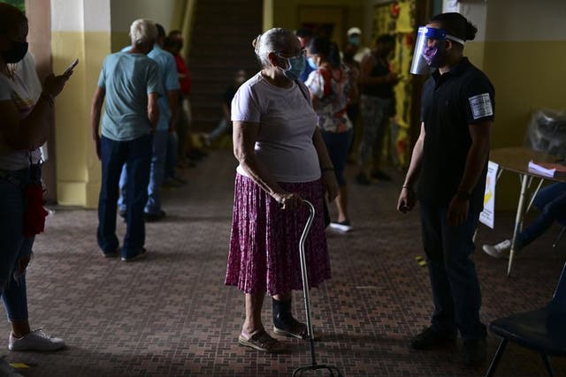 Unas personas acuden a votar en la Escuela Manuel Gaetán Barbosa en San Juan, Puerto Rico.