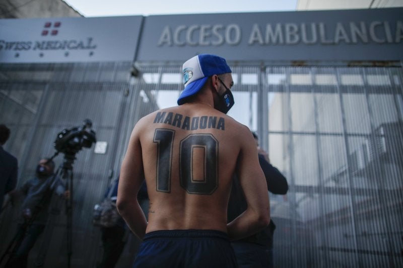 Un hincha se reúne con varios más frente a la Clínica Olivos de Buenos Aires, donde Diego Armando Maradona estaba internado el martes 3 de noviembre de 2020 (Foto/Natacha Pisarenko)