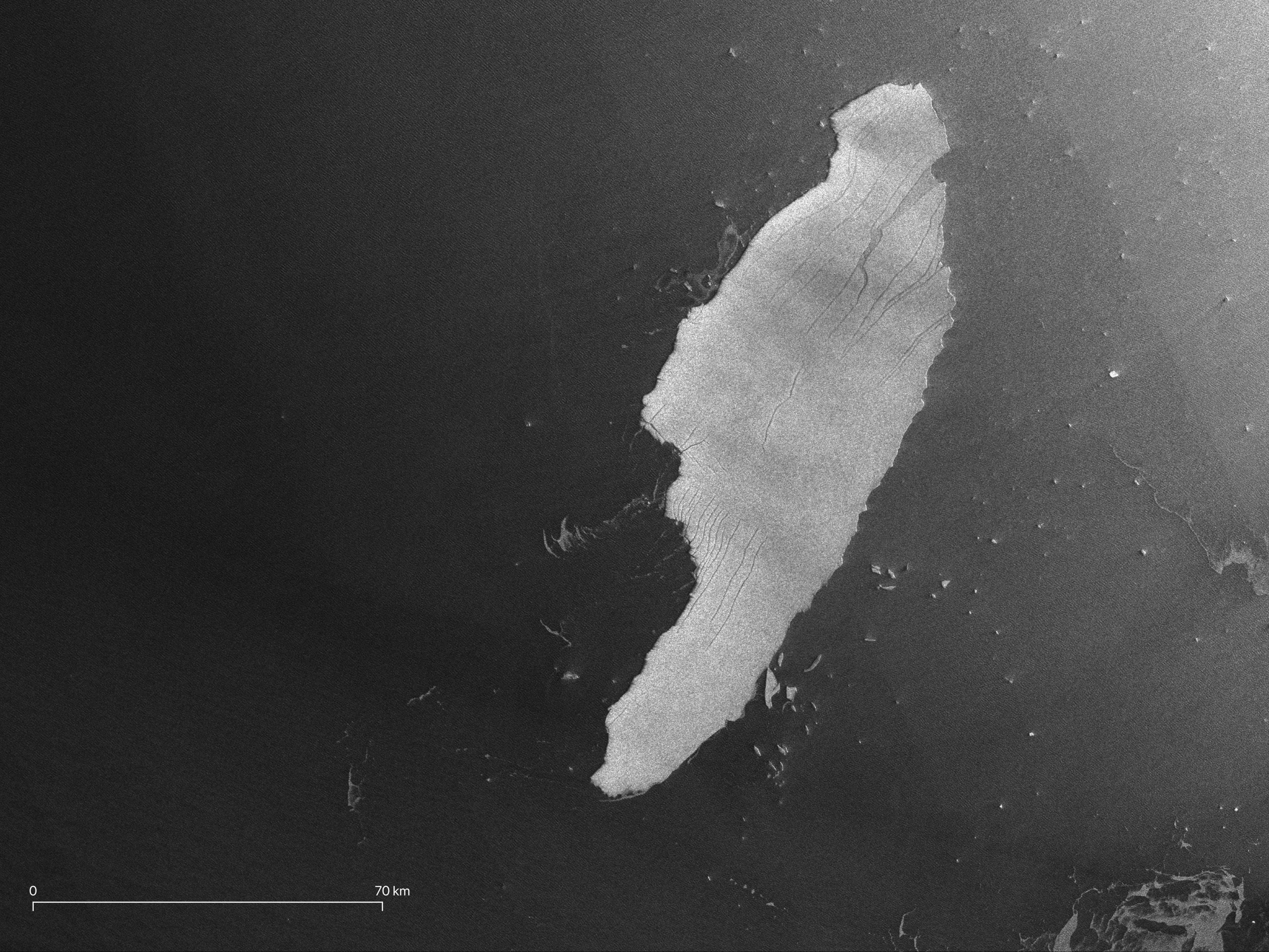 Fotografía satelital del iceberg A68 tomada por el satélite Copernicus Sentinel-1, que muestra el rastro de trozos de hielo más pequeños.