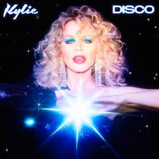 Análisis: Kylie Minogue revive la época disco con último álbum