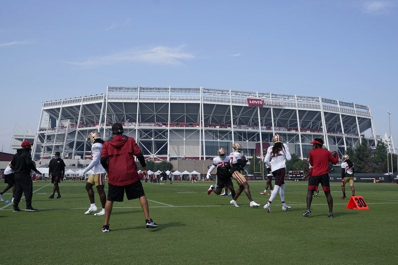 Los defensive backs de los 49ers de San Francisco durante un entrenamiento afuera del Levi’s Stadium.