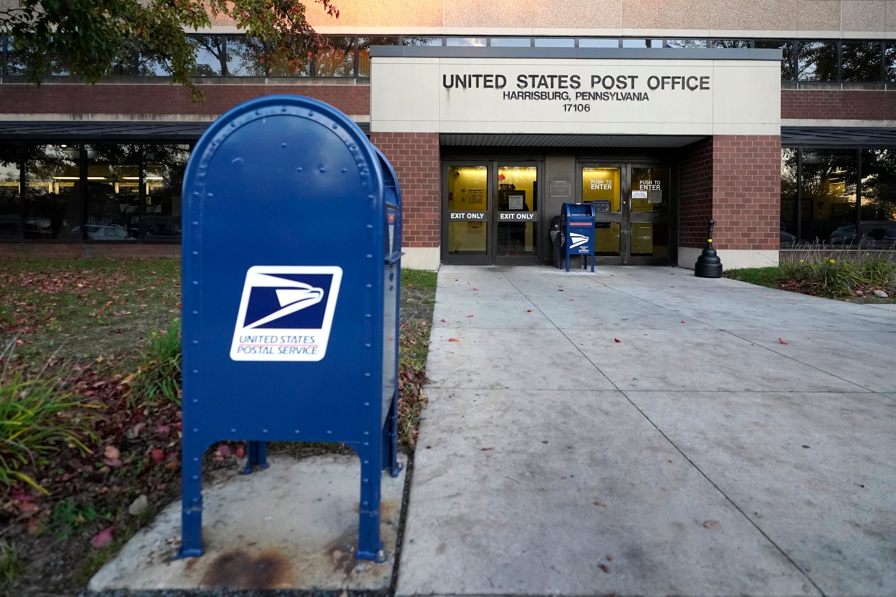 El juez federal Emmet G. Sullivan en Washington, D.C., había dado al Servicio Postal hasta el martes por la tarde para revisar 27 instalaciones.