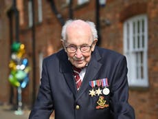 COVID: Hospitalizan al Tom Moore, veterano de la Segunda Guerra Mundial después de dar positivo por coronavirus