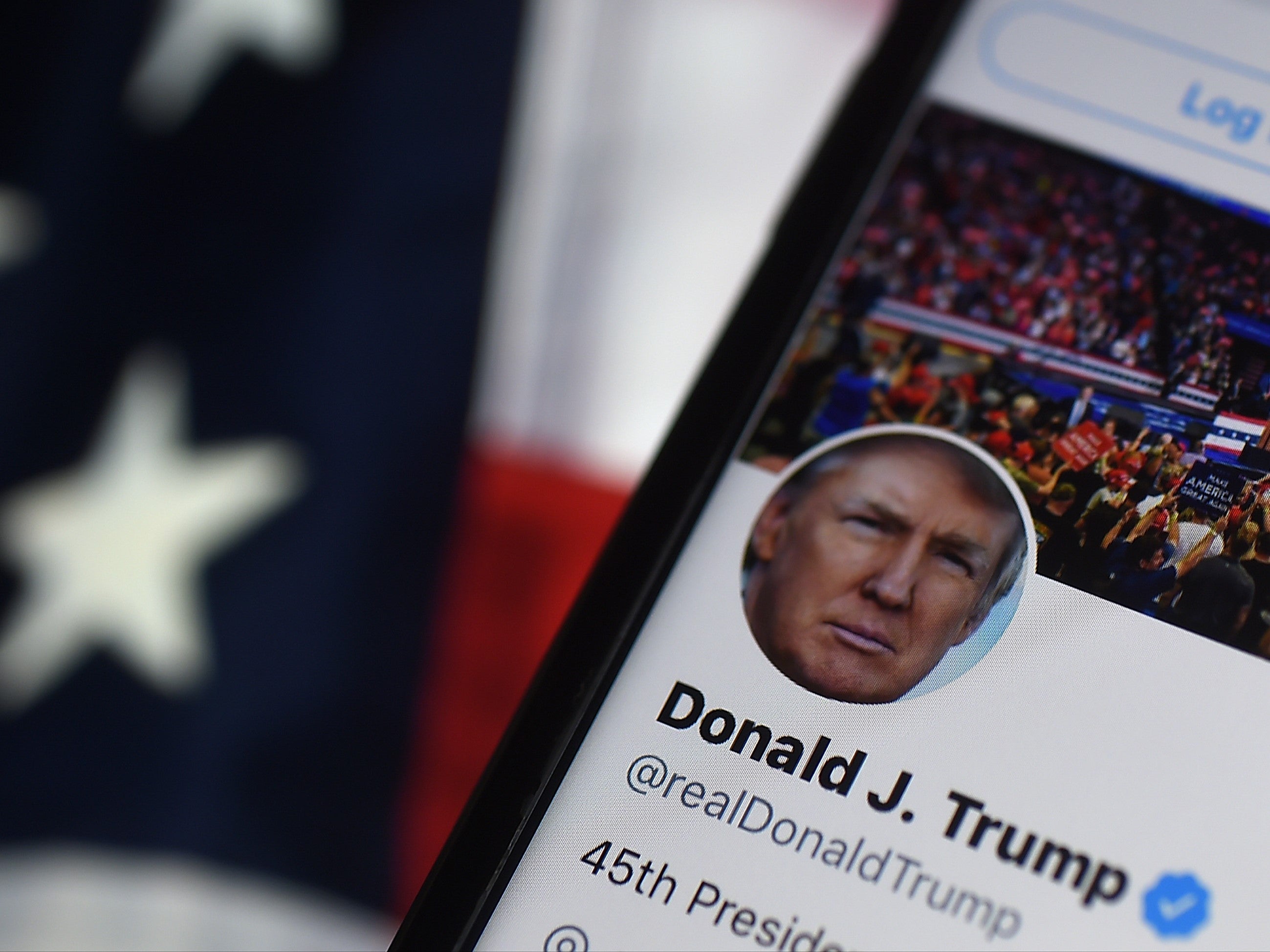Twitter no suspenderá ni eliminará la cuenta de Trump mientras permanezca en el cargo debido a sus reglas relacionadas con el interés público.