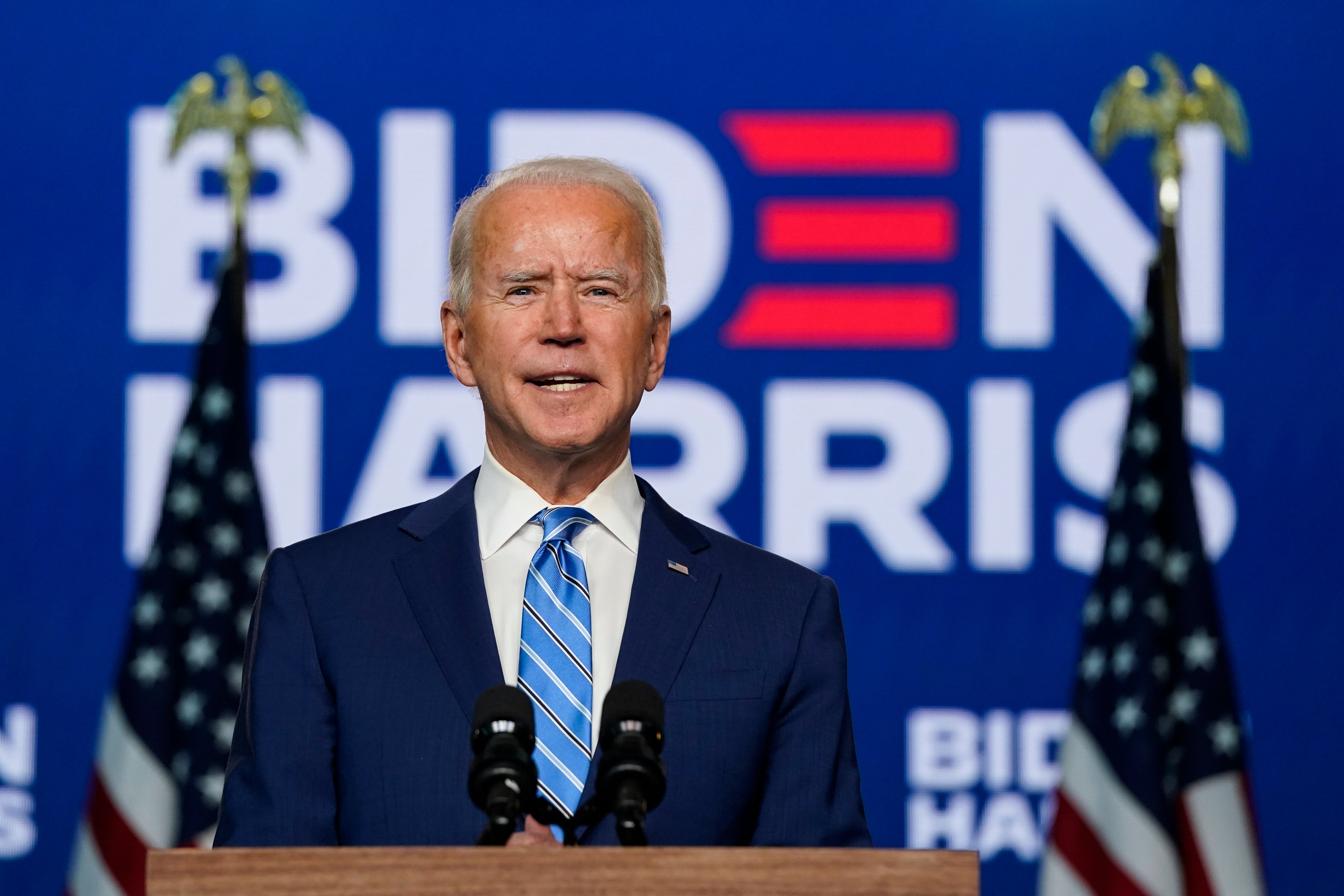 Joe Biden habla un día después de que los estadounidenses votaran en las elecciones presidenciales, el 4 de noviembre de 2020 en Wilmington, Delaware.