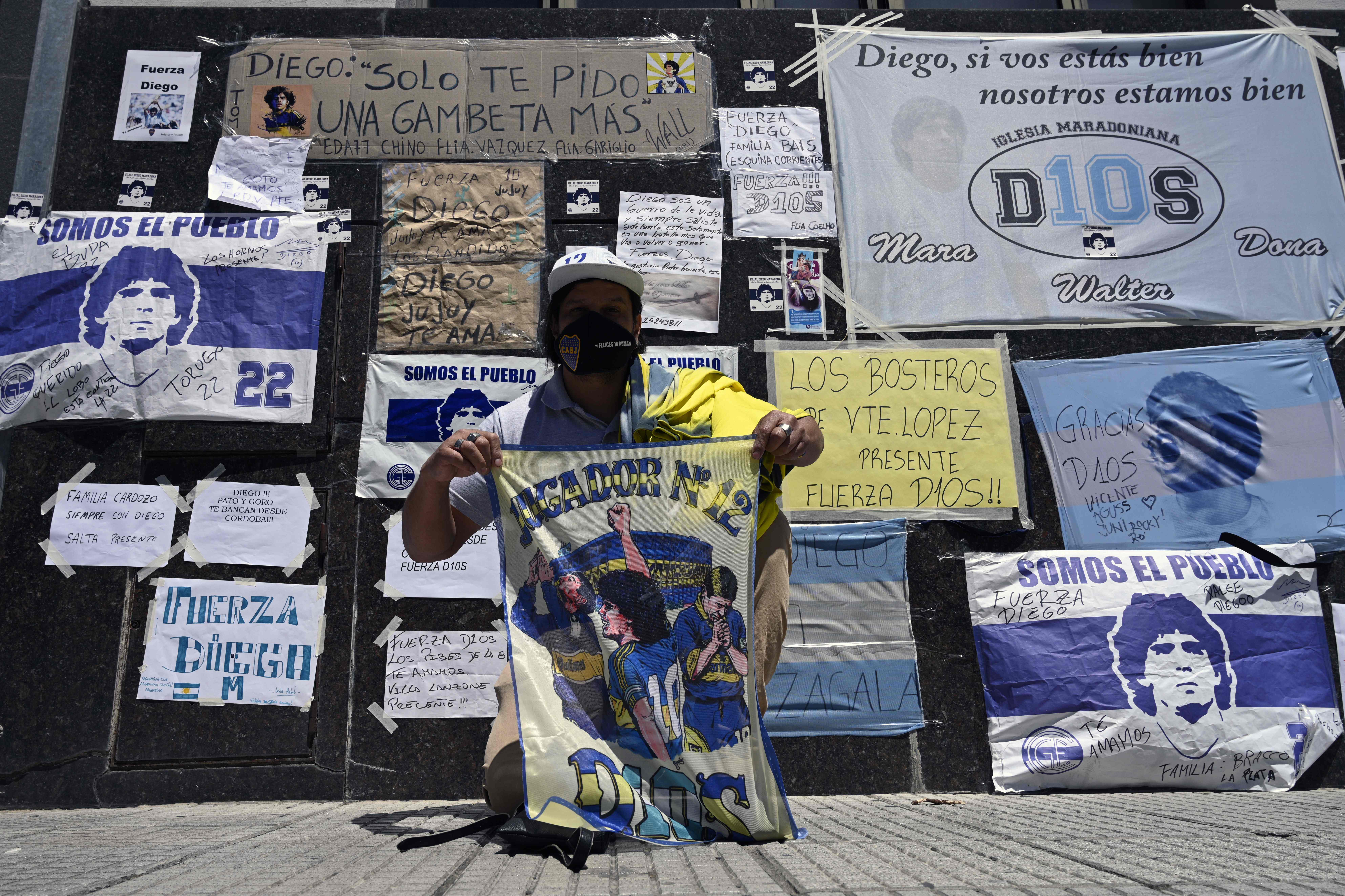 Muro con mensajes de aliento a Diego Maradona en las afueras de la Clínica Olivos de Buenos Aires el jueves 5 de noviembre de 2020.