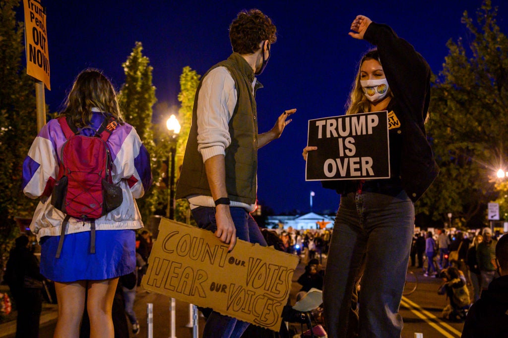 Campaña de Trump pide a partidarios que ‘LUCHEN’ tras supuesto robo 