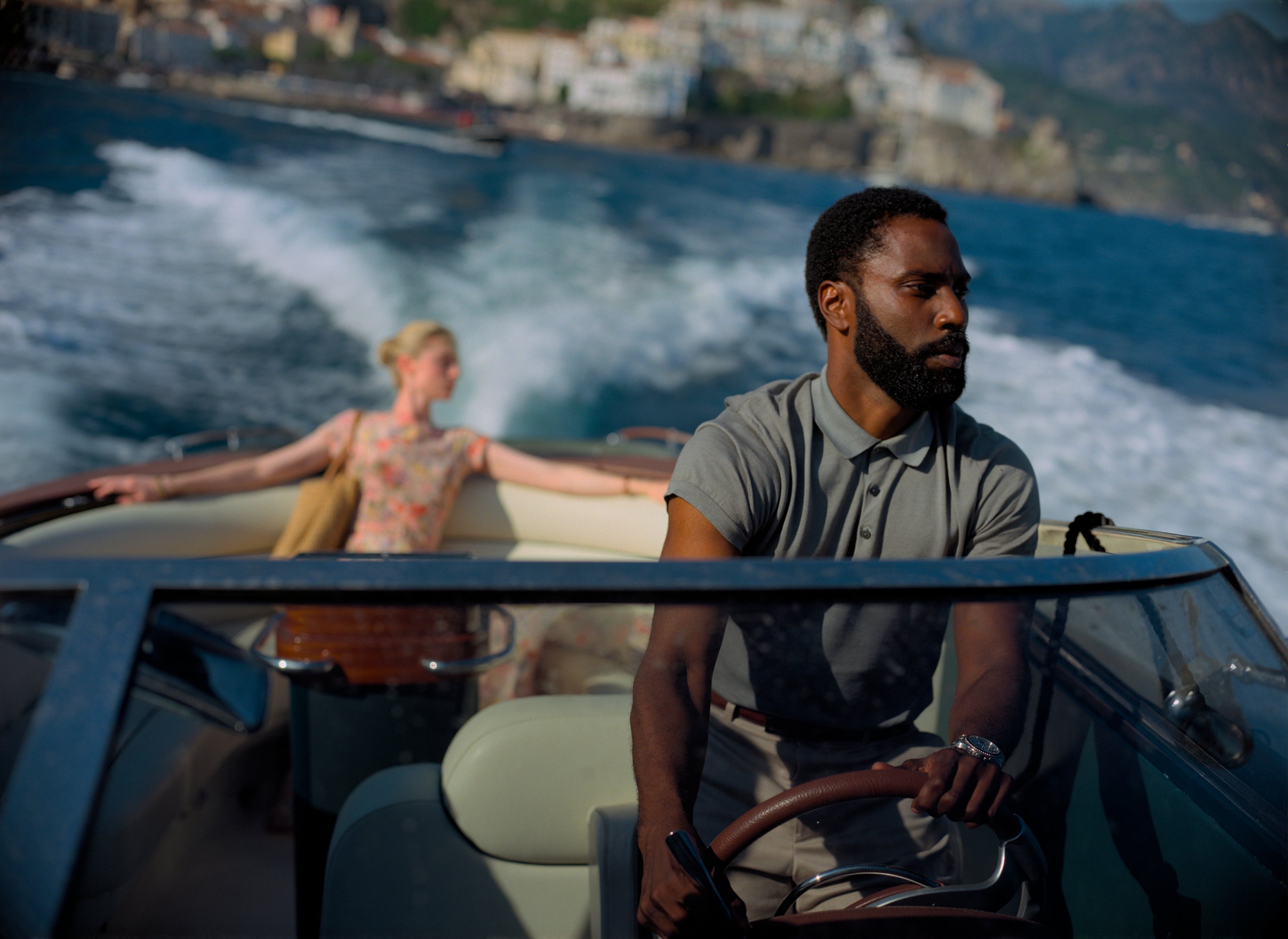 Elizabeth Debicki y John David Washington en ‘Tenet’