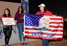 Partidarios de Trump rezan frente al centro de conteo en Nevada