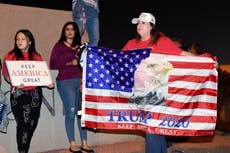 Partidarios de Trump rezan frente al centro de conteo en Nevada