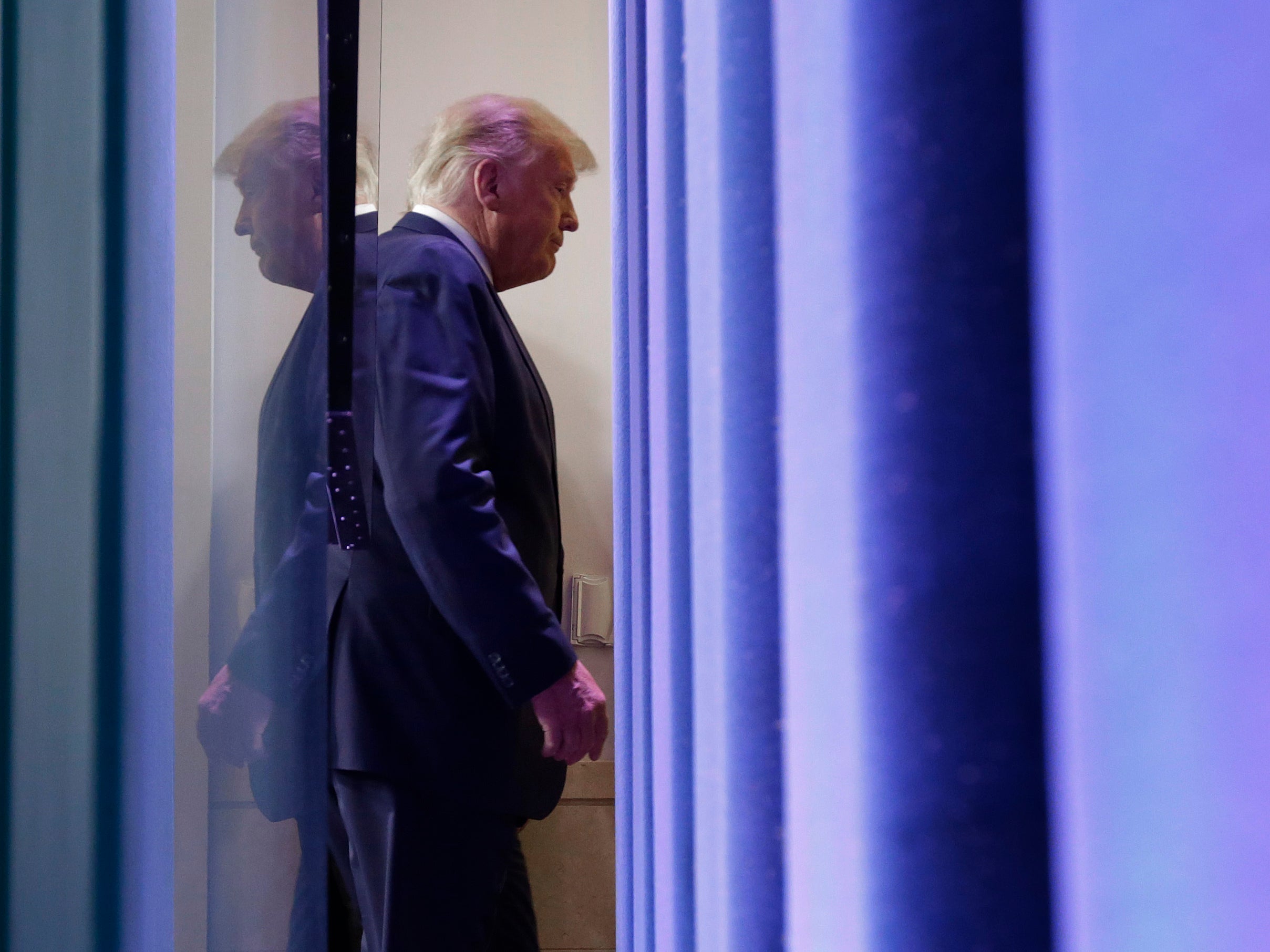 Donald Trump se va después de hablar en la sala de reuniones de la Casa Blanca el 5 de noviembre de 2020 en Washington, DC