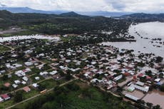 Eta regresa al mar tras vapulear Centroamérica