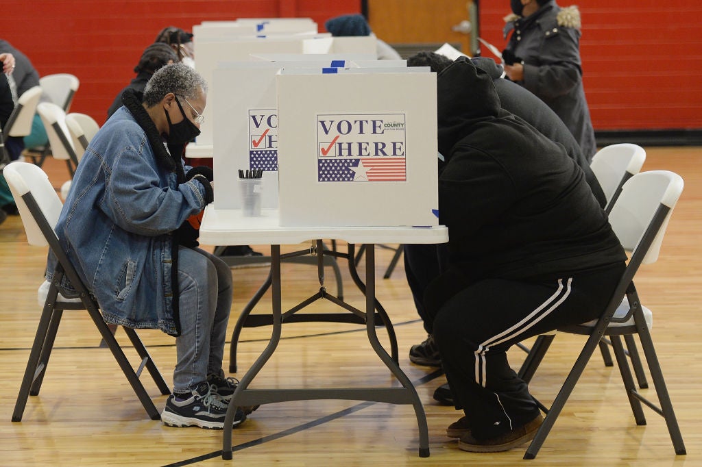 Trabajador electoral con Covid muere después de trabajar en las urnas