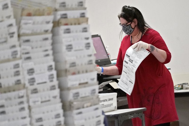 Funcionarios electorales de Arizona cuentan votos en la Oficina del Registrador del condado Maricopa, en Phoenix, el viernes 6 de noviembre de 2020.