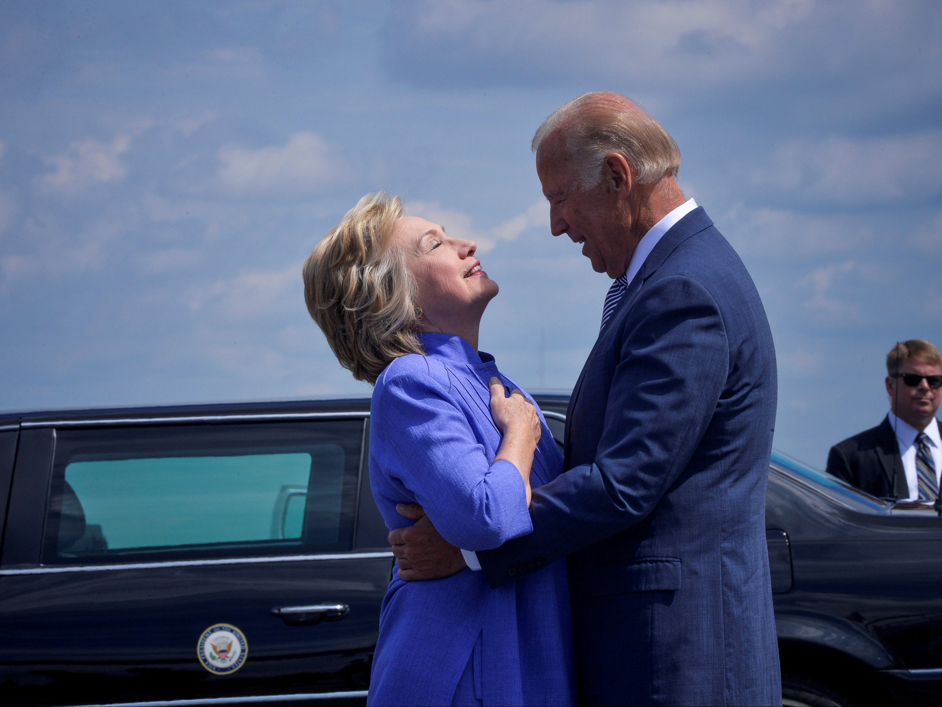 Hillary Clinton pide abolir Colegio Electoral tras votar por Biden 