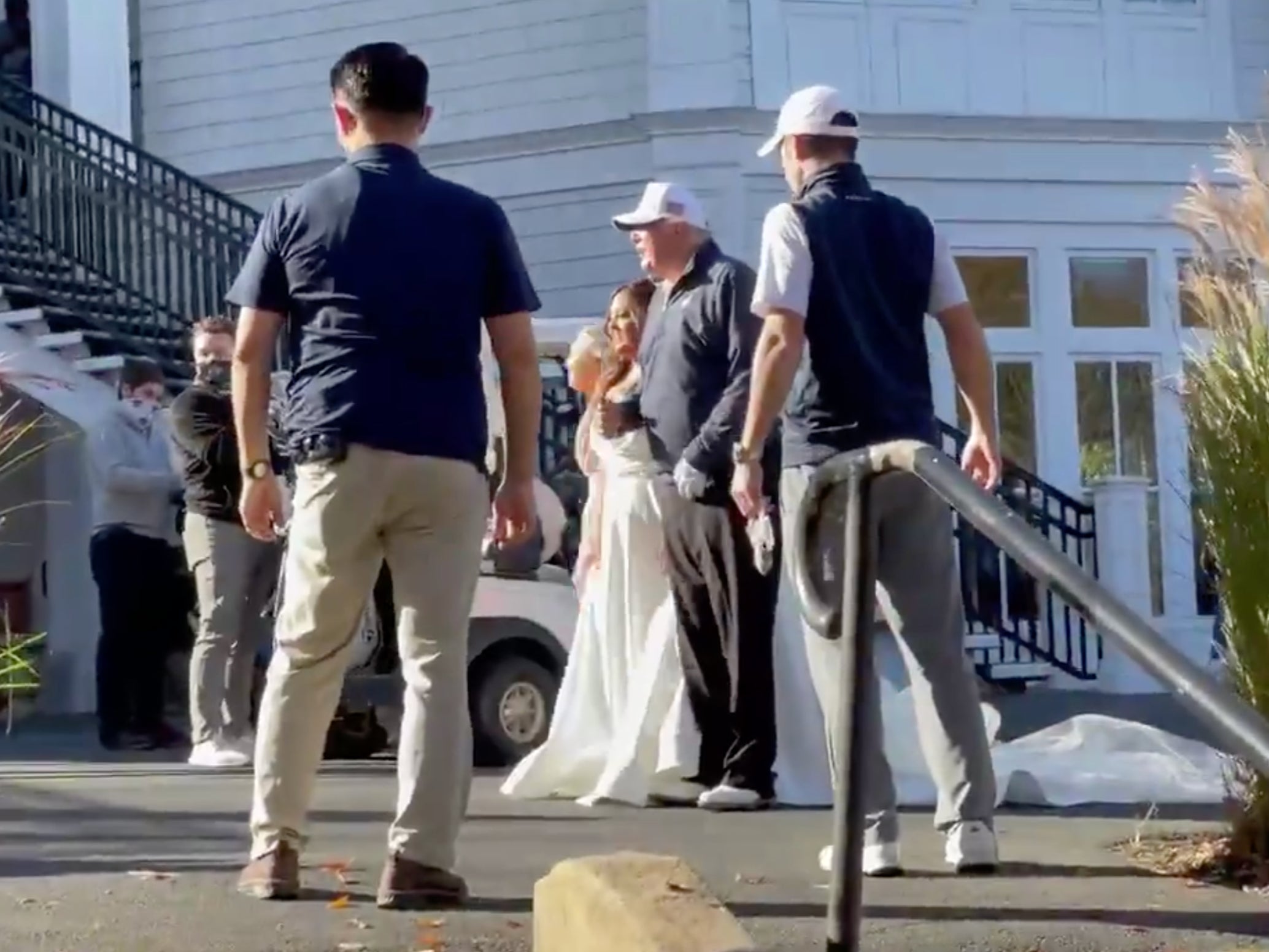 Trump posa con una novia mientras la elección se iba de sus manos