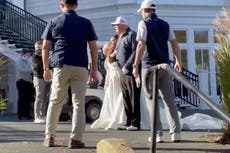 Trump posa con una novia mientras la elección se iba de sus manos